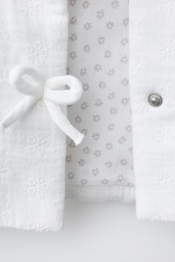 ZARA КУРТКА СО ШВЕЙЦАРСКОЙ ВЫШИВКОЙ, ЦВЕТ ВЫБЕЛЕННОГО ЛЬНА