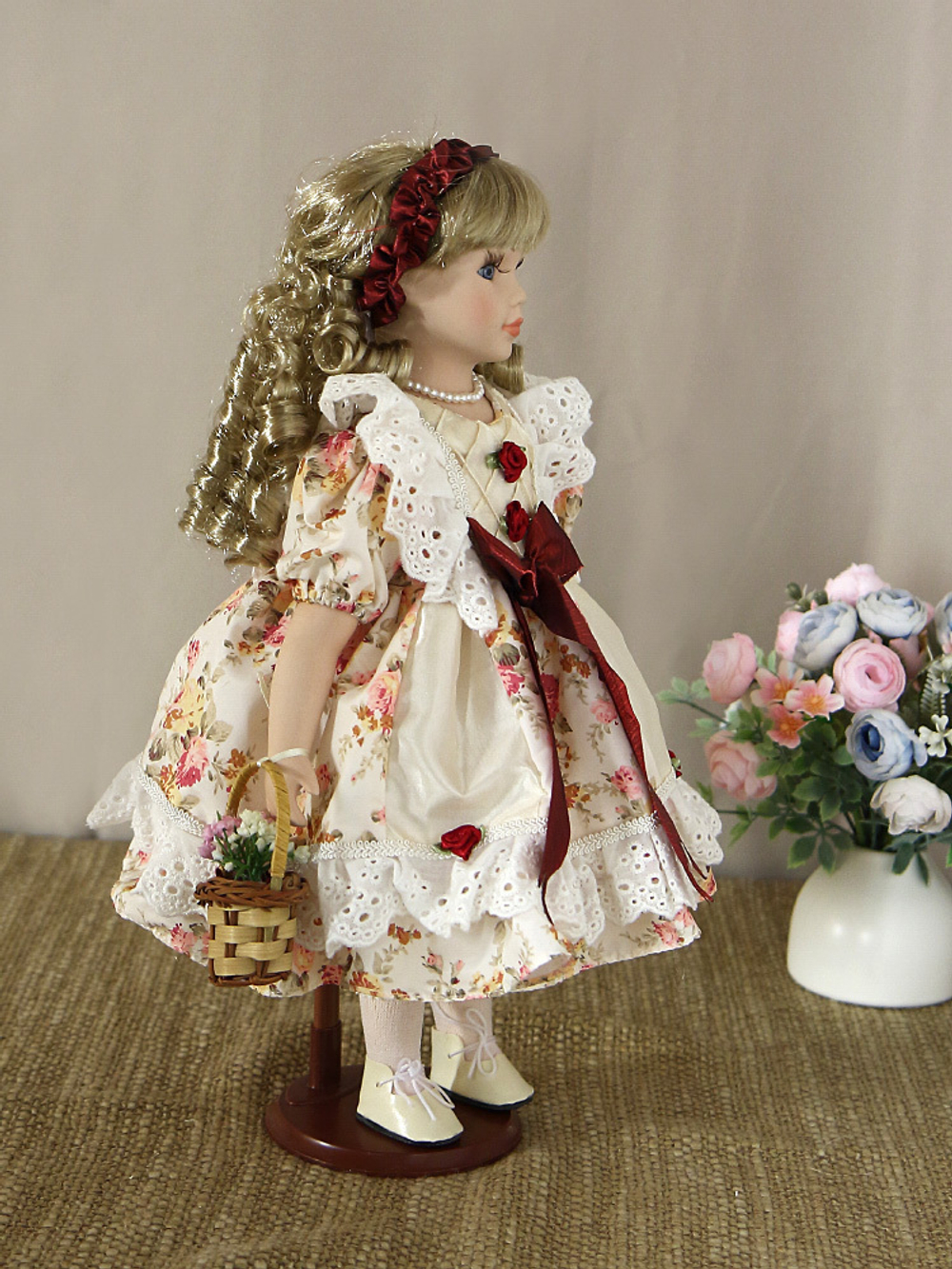 Кукла фарфоровая 16' на подставке