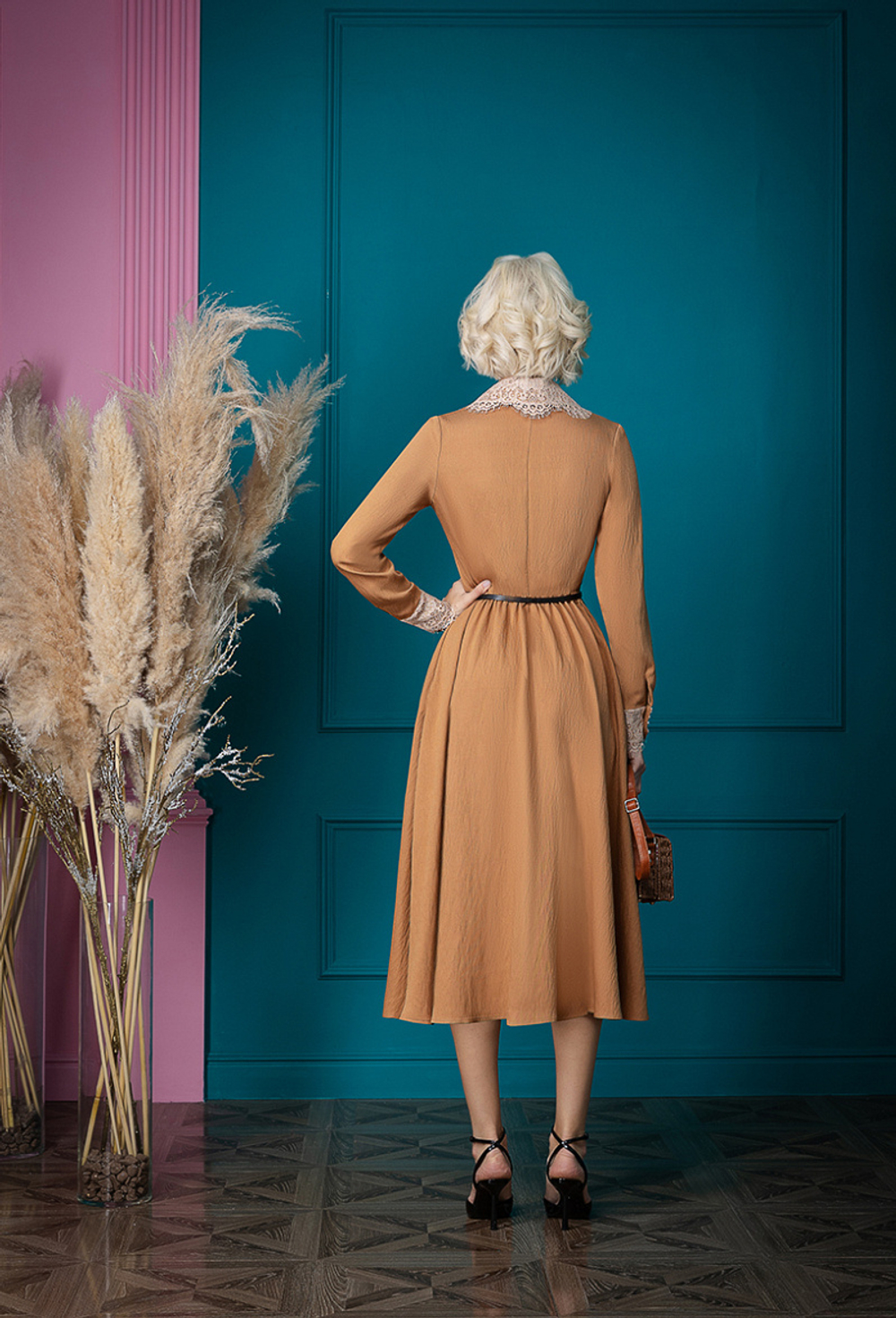 Платье с кружевными воротником и манжетами 03-03-24 FW