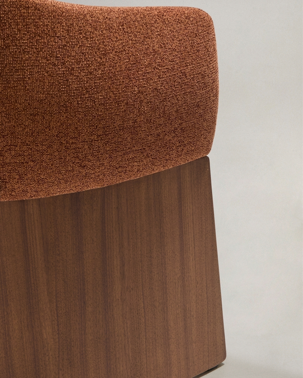 Стул Bosca из терракотовой синели и шпона ореха