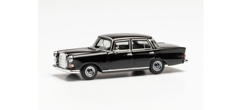 Автомобиль Mercedes-Benz 200, черный