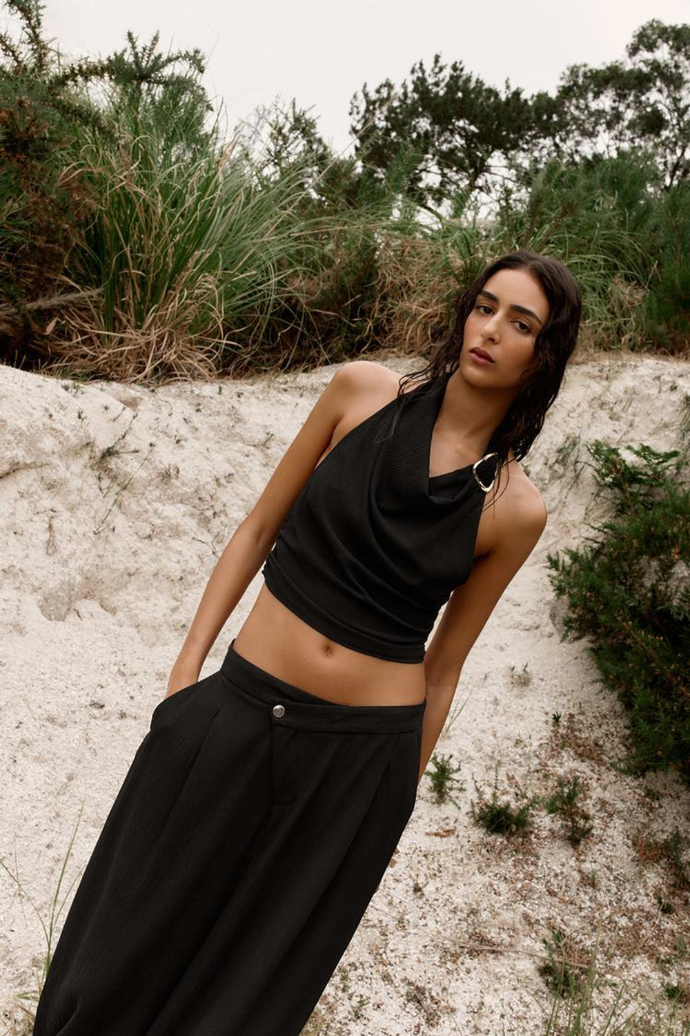 ZARA ТОП С ГОРЛОВИНОЙ ХАЛТЕР И ФУРНИТУРОЙ, ЧЕРНЫЙ