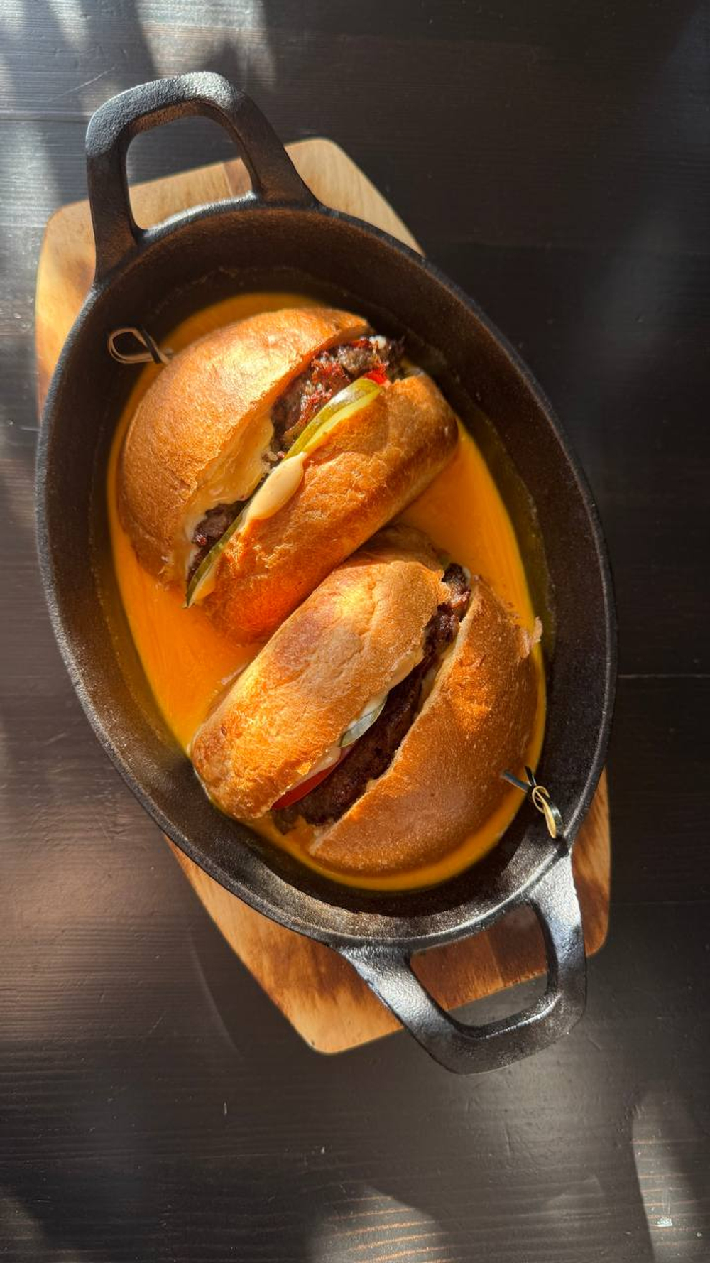 Котлета в булке с сыром(чизубегер) в сырной сковороде