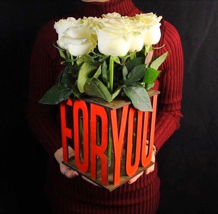 Розы в деревянной подставке “Тебе” или “For you” #40535