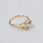 Кольцо с крупным фианитом