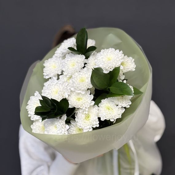 Букет из хризантем с рускусом