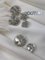 Пуговицы серебристые полупрозрачные с серыми квадратными деталями и стразами