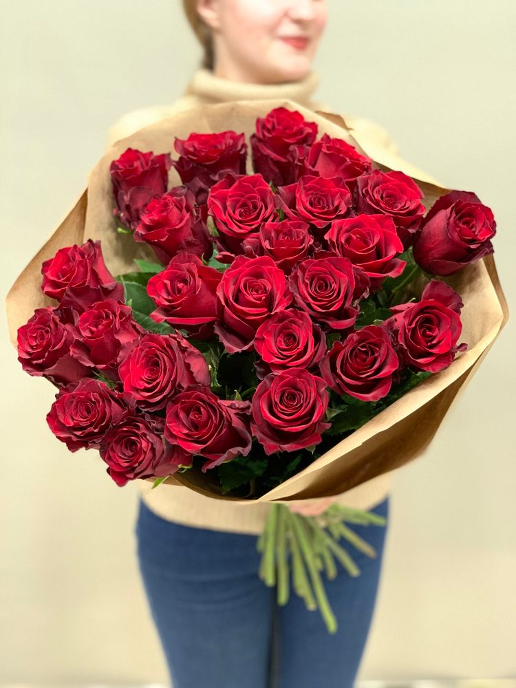 Букет 25 красных роз Эквадор 60см в крафте