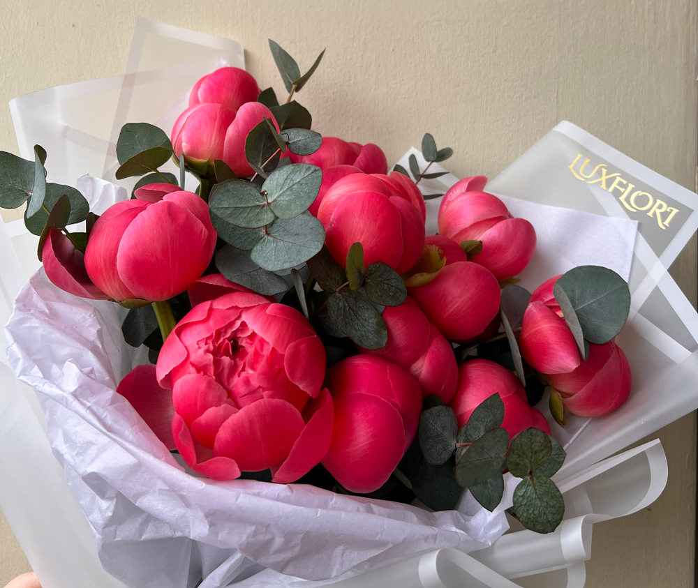 13 красных пионов с Эвкалиптом