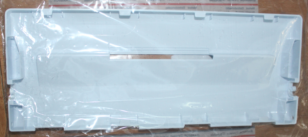 Панель нижнего ящика морозильной камеры холодильника Аристон (041969)