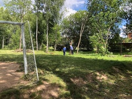 Проведена уборка поваленных деревьев на детской и спортивной площадках в Северной части «Романовского Парка»