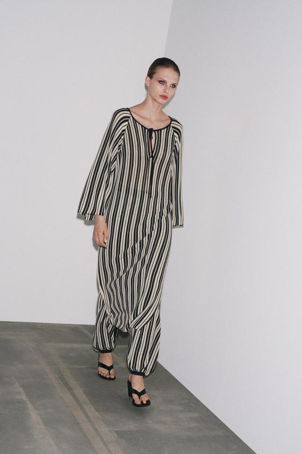 ZARA БРЮКИ В ПОЛОСКУ ИЗ ЛЬНЯНОЙ ТКАНИ С МАНЖЕТАМИ, ЭКРЮ / ЧЕРНЫЙ