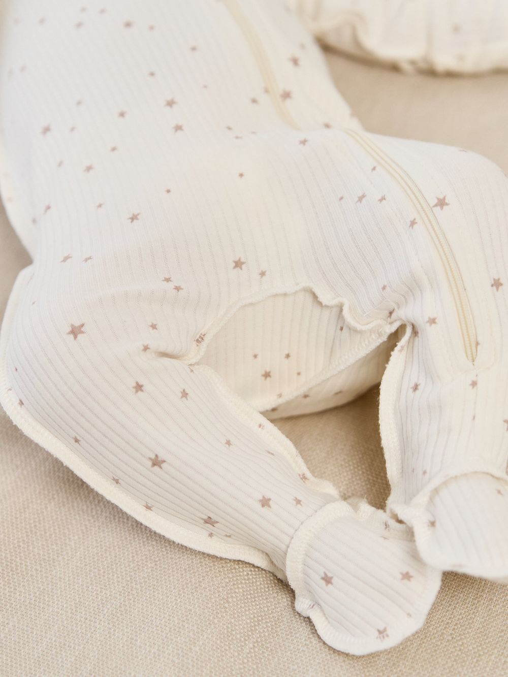 Слип с закрытой ножкой "Бежевые звезды" 0+