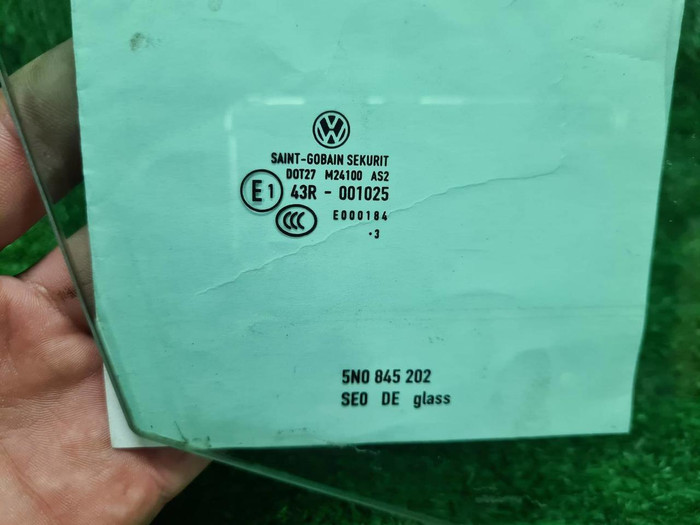 Стекло двери переднее правое VW Tiguan 1 (2007-2018)