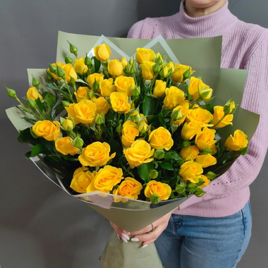 Букет из 9 желтых кустовых роз с веточками рускуса