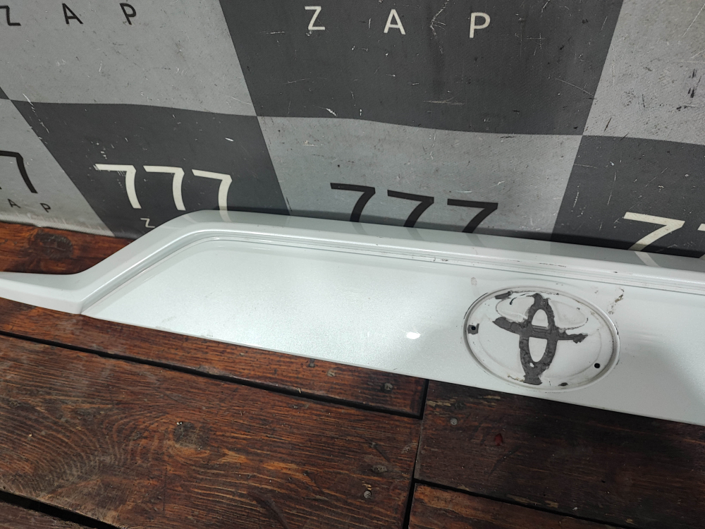 Накладка крышки багажника Toyota RAV4 V (XA50) 18-нв Б/У Оригинал 768010R110