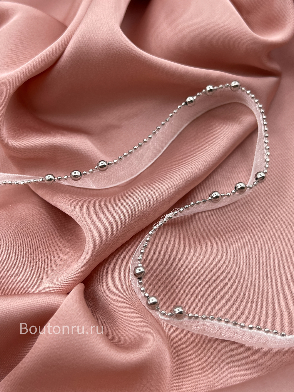 Кант из белой органзы с цепью мониль и серебристыми бусинами
