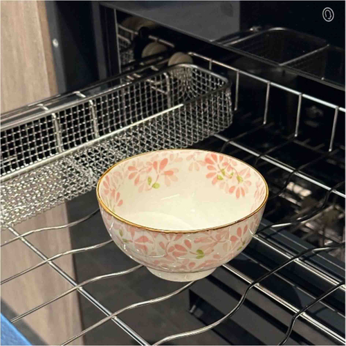 Пиала с розовыми лепестками