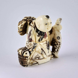 Нэцкэ Ребенок с огромным карпом, корзиной рыбы и хворостом за плечами