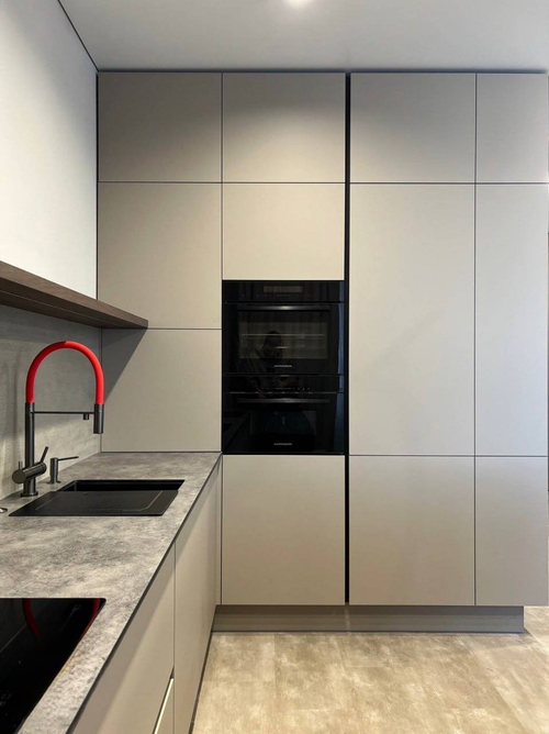 Премиальная кухня с фасадами из МДФ в эмали и акриловой столешницей