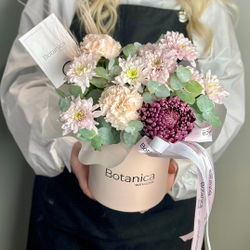 Цветочная композиция с хризантемой Бигуди , диантусами и розовой хризантемой Балтика 71120253