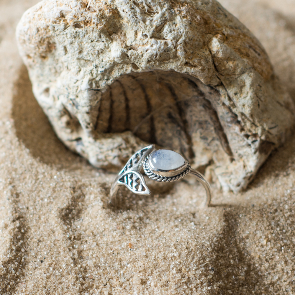 Кольцо лунная капля,  серебро/лунный камень