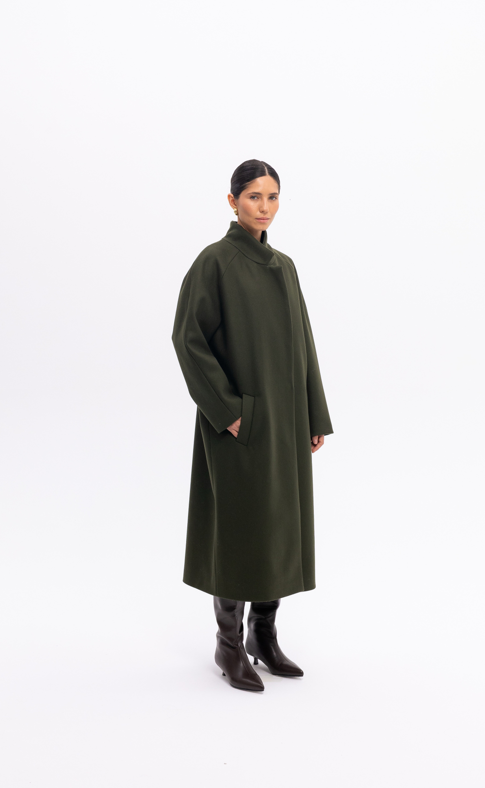 Темно-зеленое двубортное пальто