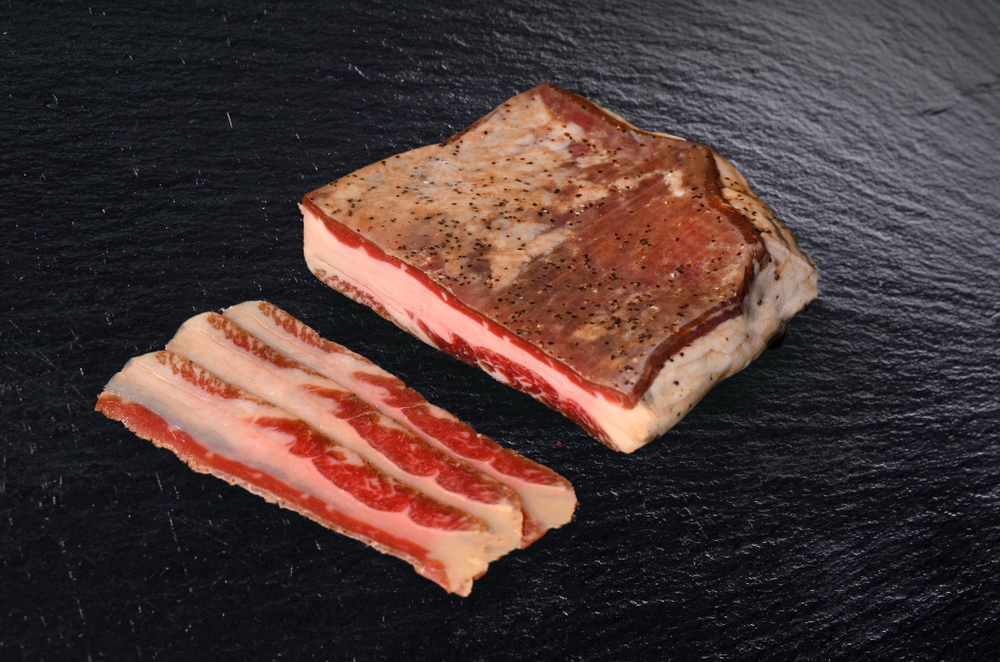 Грудинка из мраморной говядины сырокопченая