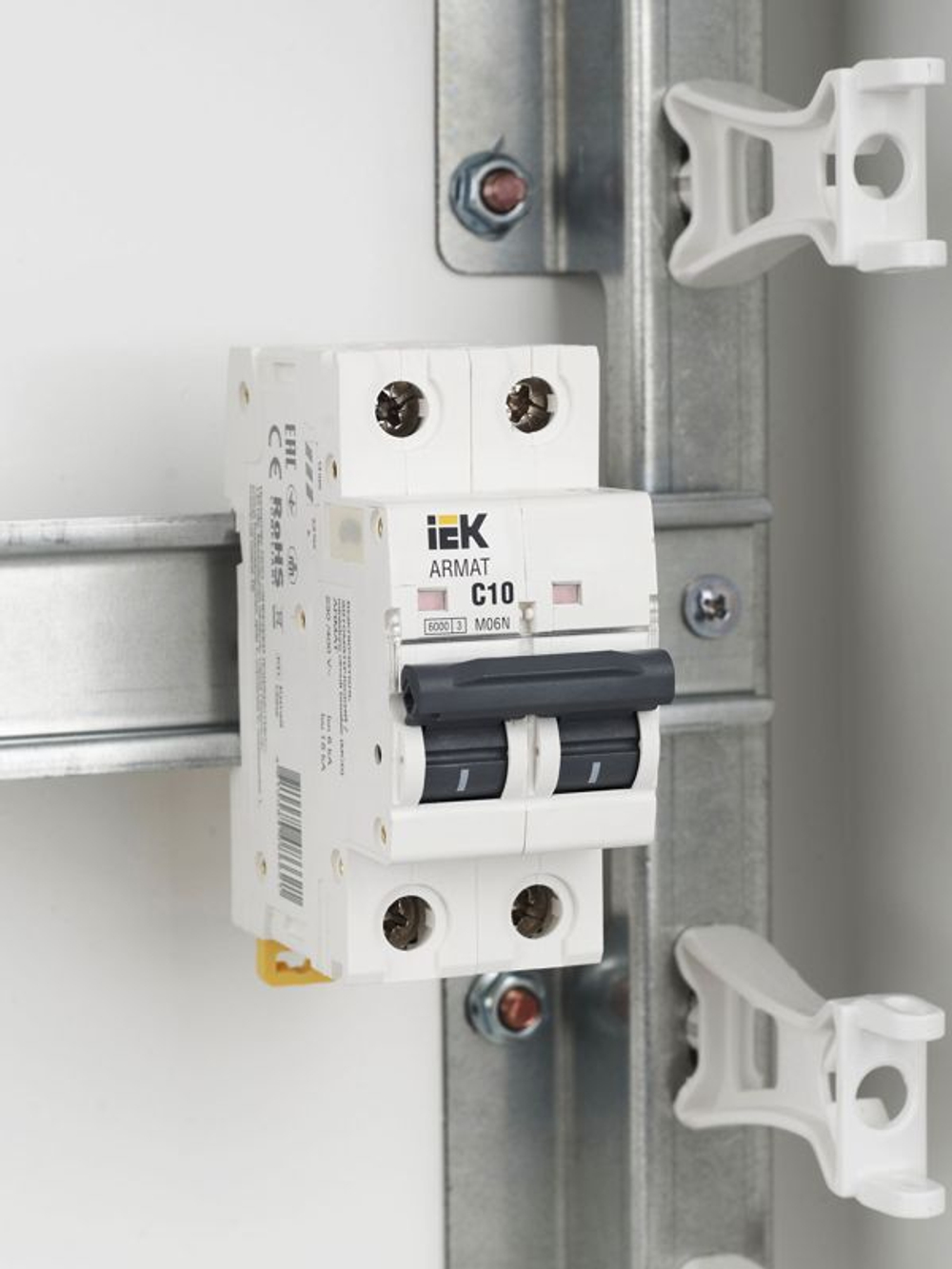 Выключатель автоматический модульный 2п C 10А M06N ARMAT IEK AR-M06N-2-C010