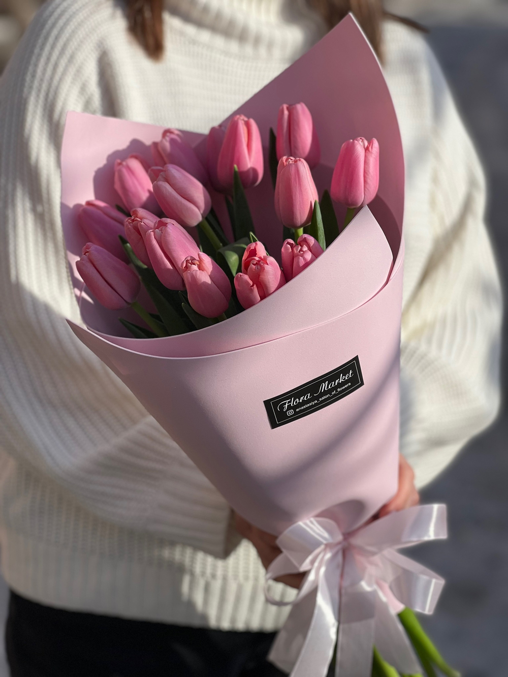 Нежный букет из розовых тюльпанов в элегантном оформлении от Флора Маркет