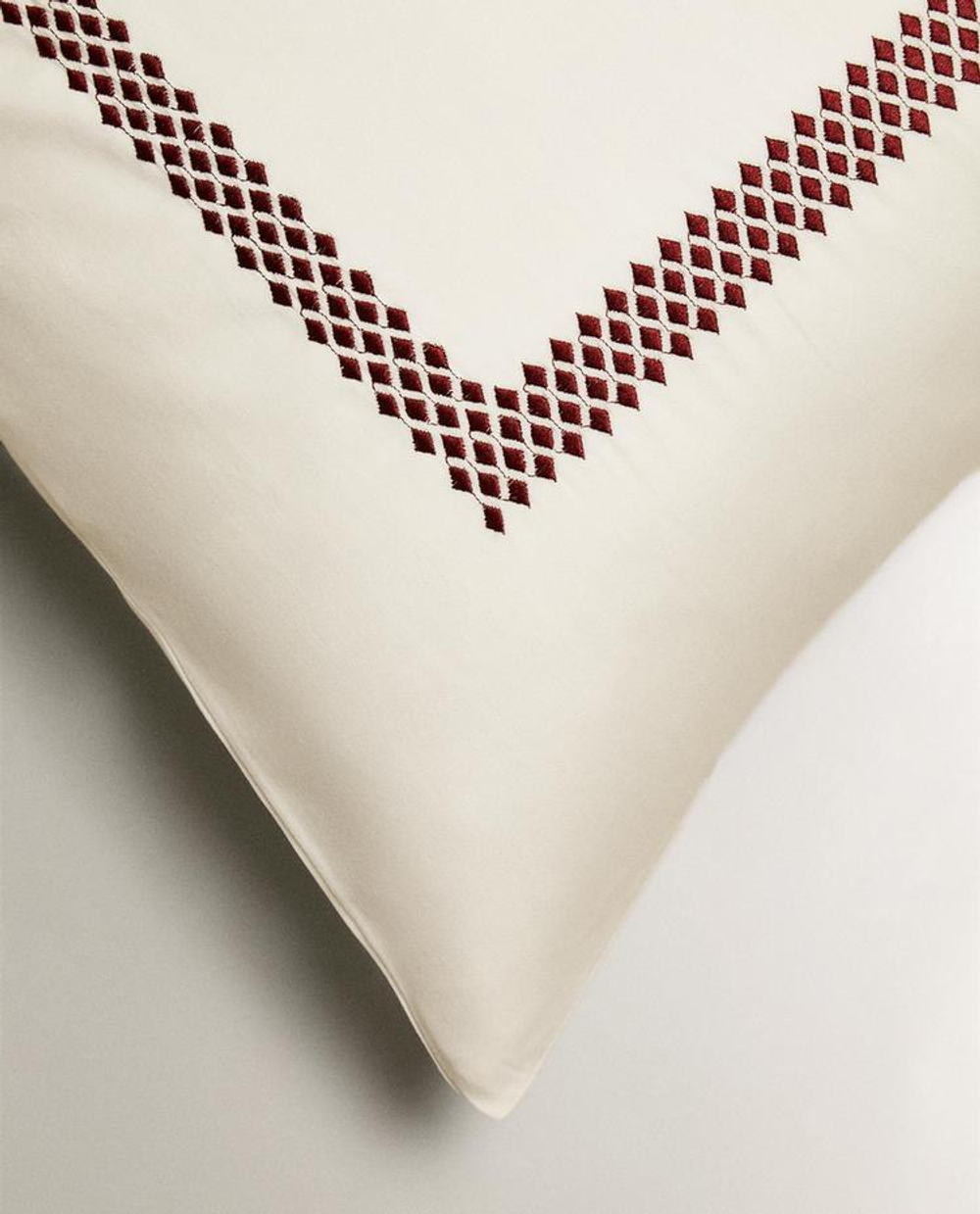 ZARA HOME САТИНОВАЯ НАВОЛОЧКА С ВЫШИВКОЙ, БОРДОВЫЙ