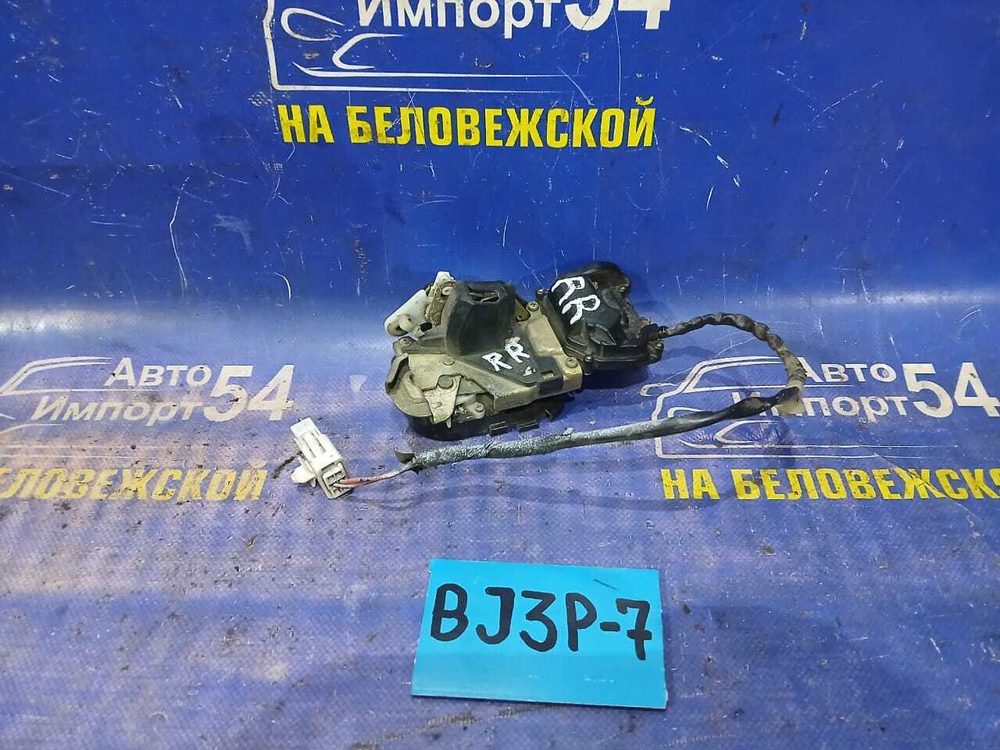 Замок двери задней правой MAZDA FAMILIA 2001