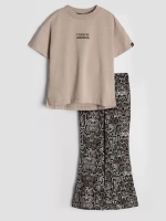 Бежевый костюм для девочки в сад