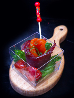 Копченная говядина с курагой и запеченными черри