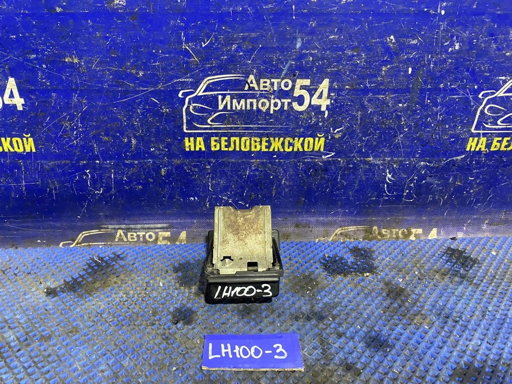 Пепельница TOYOTA HIACE 1991