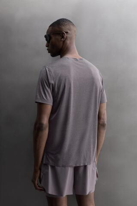 ZARA ЛЕГКАЯ ФУТБОЛКА ДЛЯ БЕГА ИЗ РЕЛЬЕФНОЙ ТКАНИ, ТЕМНО-ЛИЛОВЫЙ
