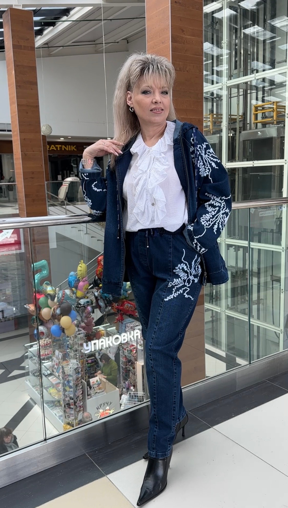 Джинсовый костюм с красивой отделкой