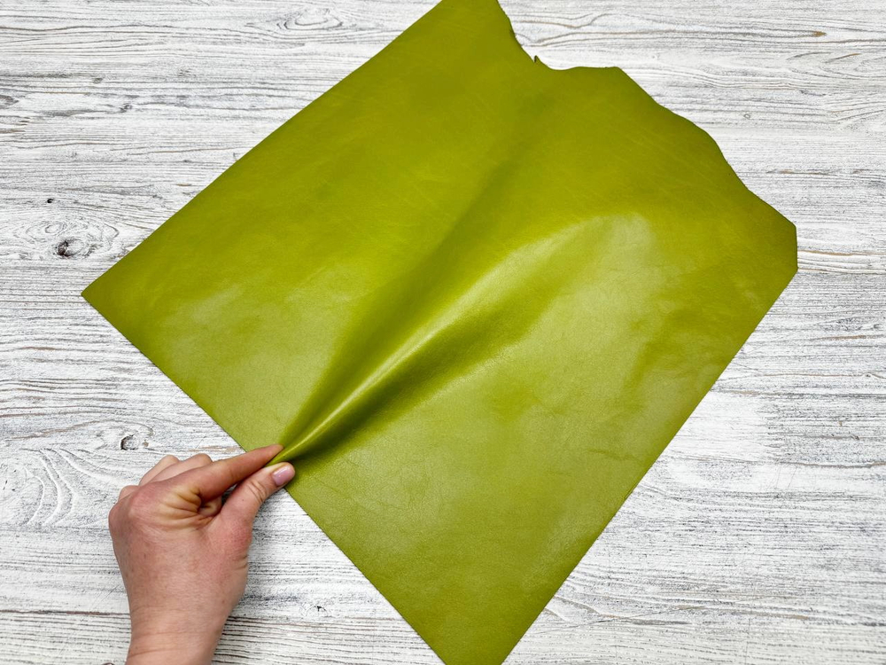 Отрез натуральной кожи зеленого цвета для красивых сумок и клатчей