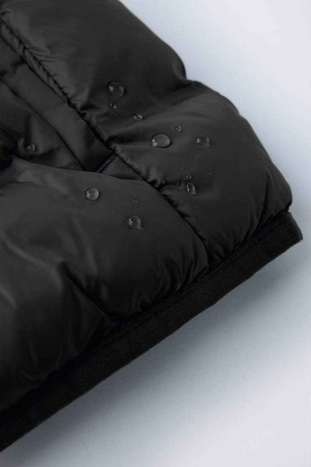 ZARA УЛЬТРАЛЕГКАЯ СТЕГАНАЯ КУРТКА С КАПЮШОНОМ, ЧЕРНЫЙ