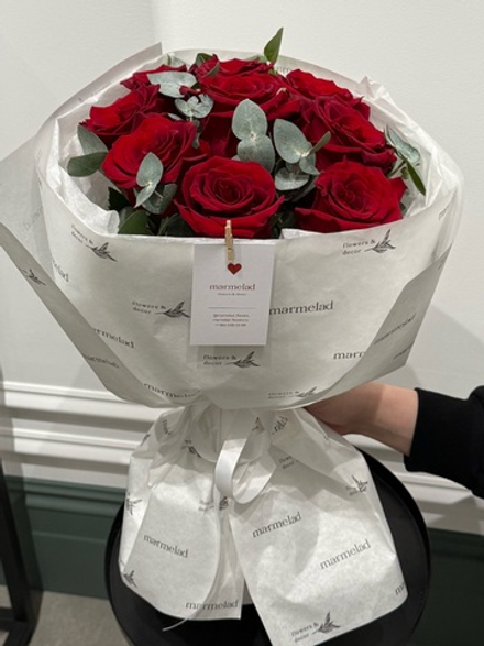 Моно букет из одноголовой розы и эвкалипта