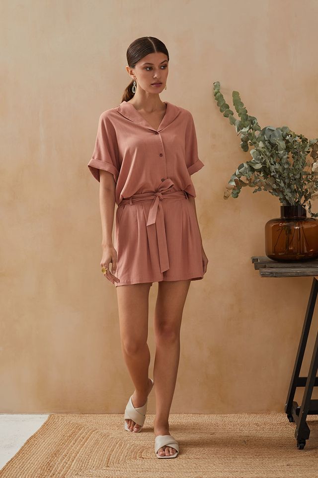 Бежевые короткие шорты с высокой талией