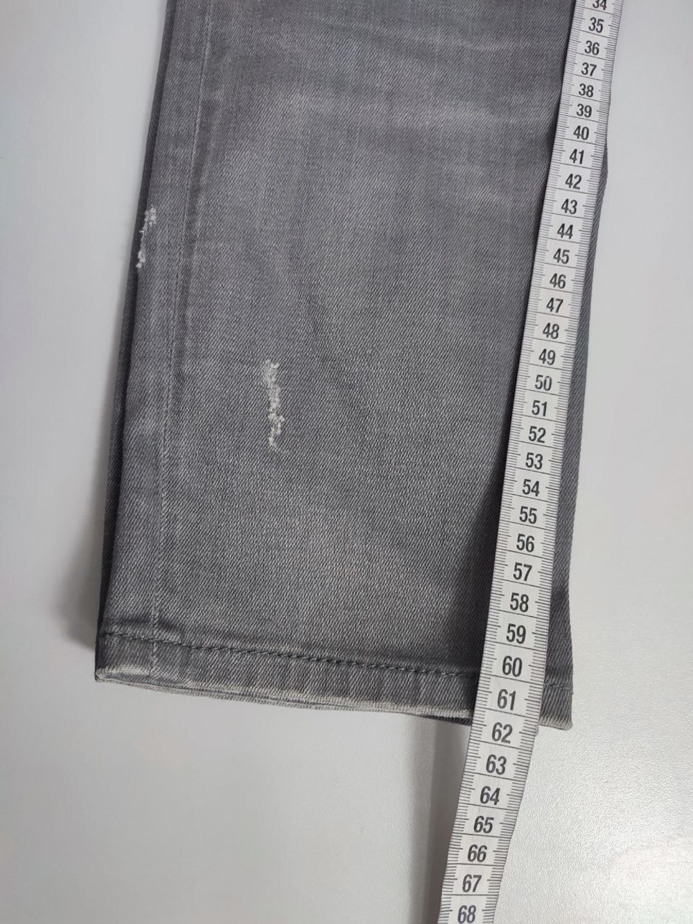 Джинсы Zara  с потертостями 42 размер