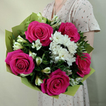 Букет из малиновой розы Пинк Флойд, хризантемы и альстромерий