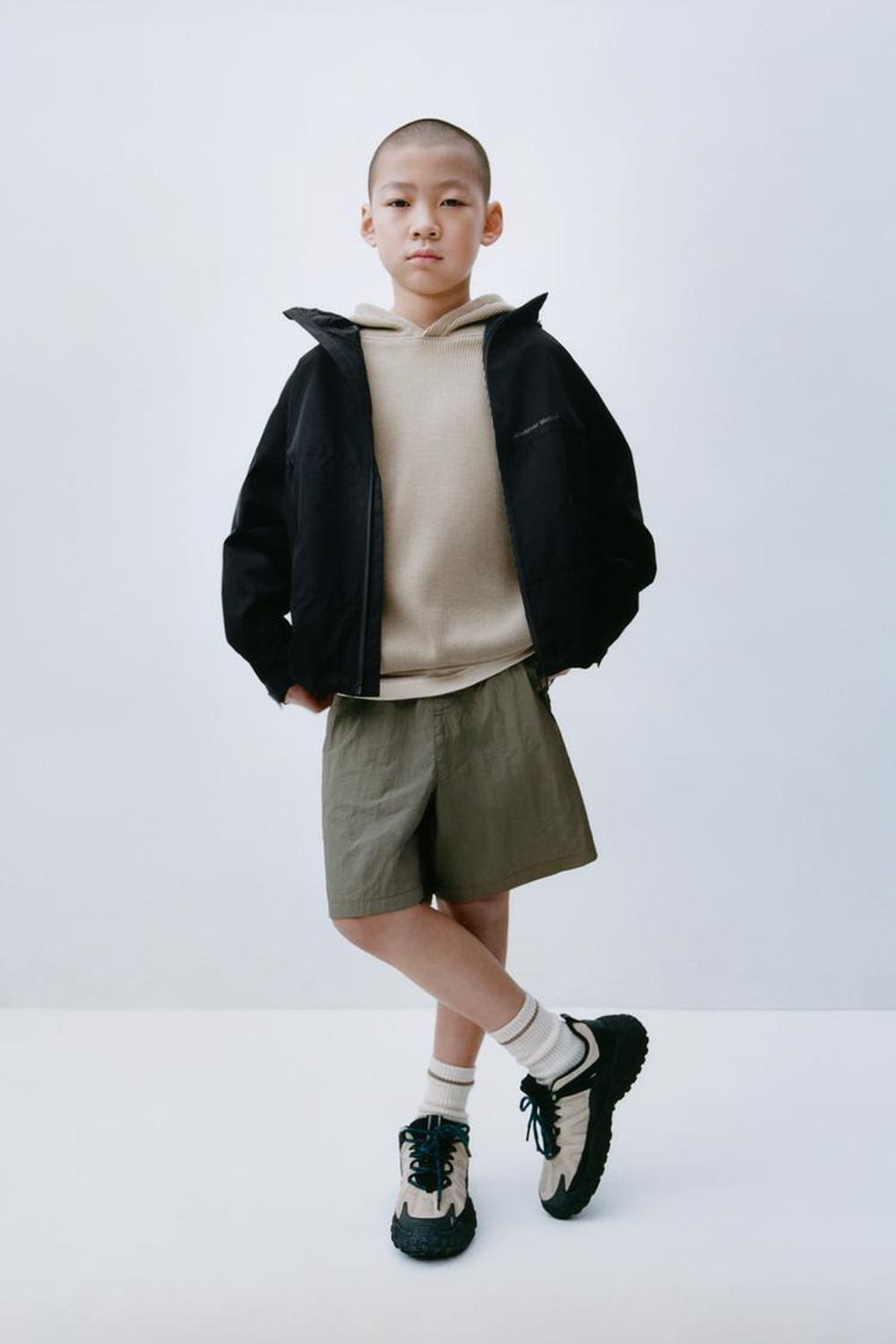 ZARA ЛЕГКАЯ КУРТКА С КАПЮШОНОМ WATER REPELLENT, ЧЕРНЫЙ