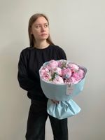 Букет 13шт пионов с незабудками в оформлении