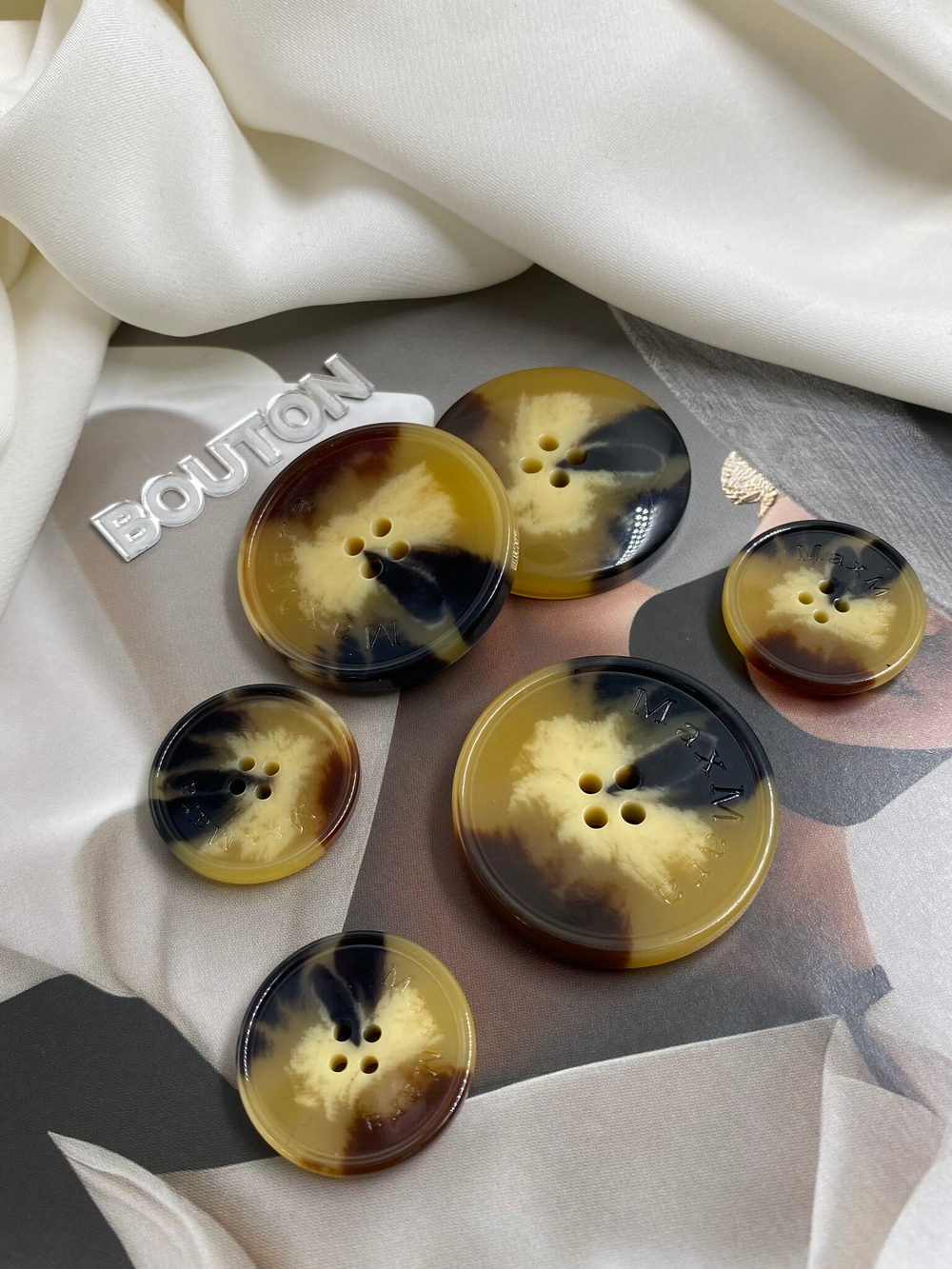 Пуговицы МаксМ. на прокол коричневые с черными и бежевыми прожилками