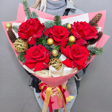 Букет из французских красных роз с зимним декором