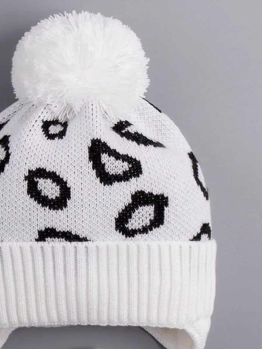 Шапка для девочки на завязках на осень