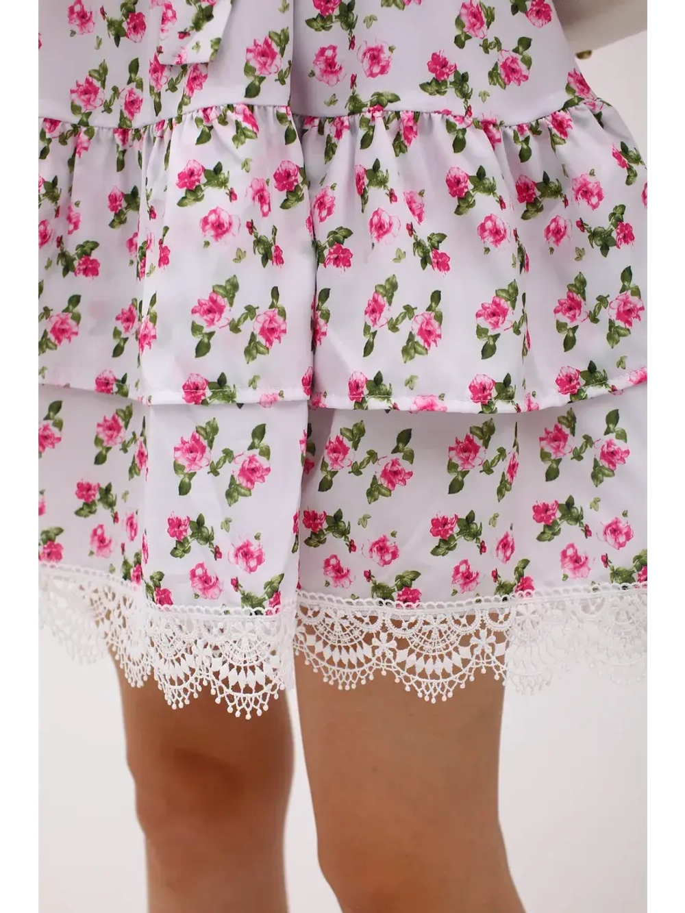 Летнее платье с кружевами короткое в цветочек