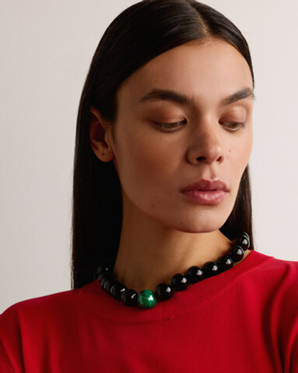 Бусы из черного агата с акцентной бусиной из малахита